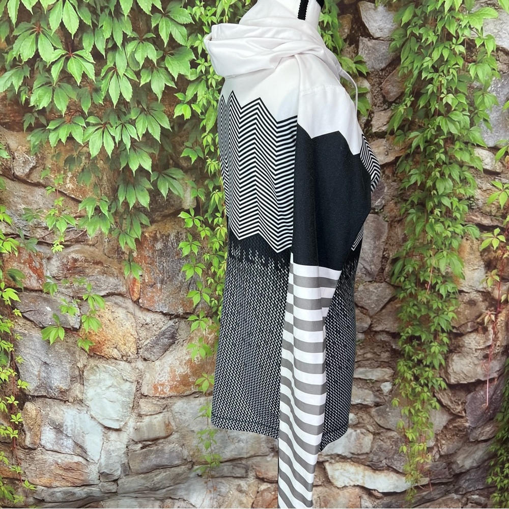 NIKE PRO Chevron Cream and Black Hooded Dri-Fit Pullover, M - Picture 8 of 12